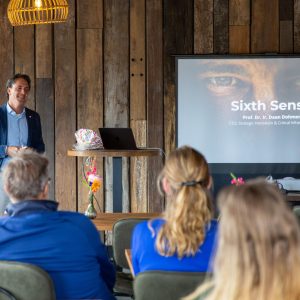 Daan Dohmen geeft een presentatie over cybersecurity voor een zaal met mensen