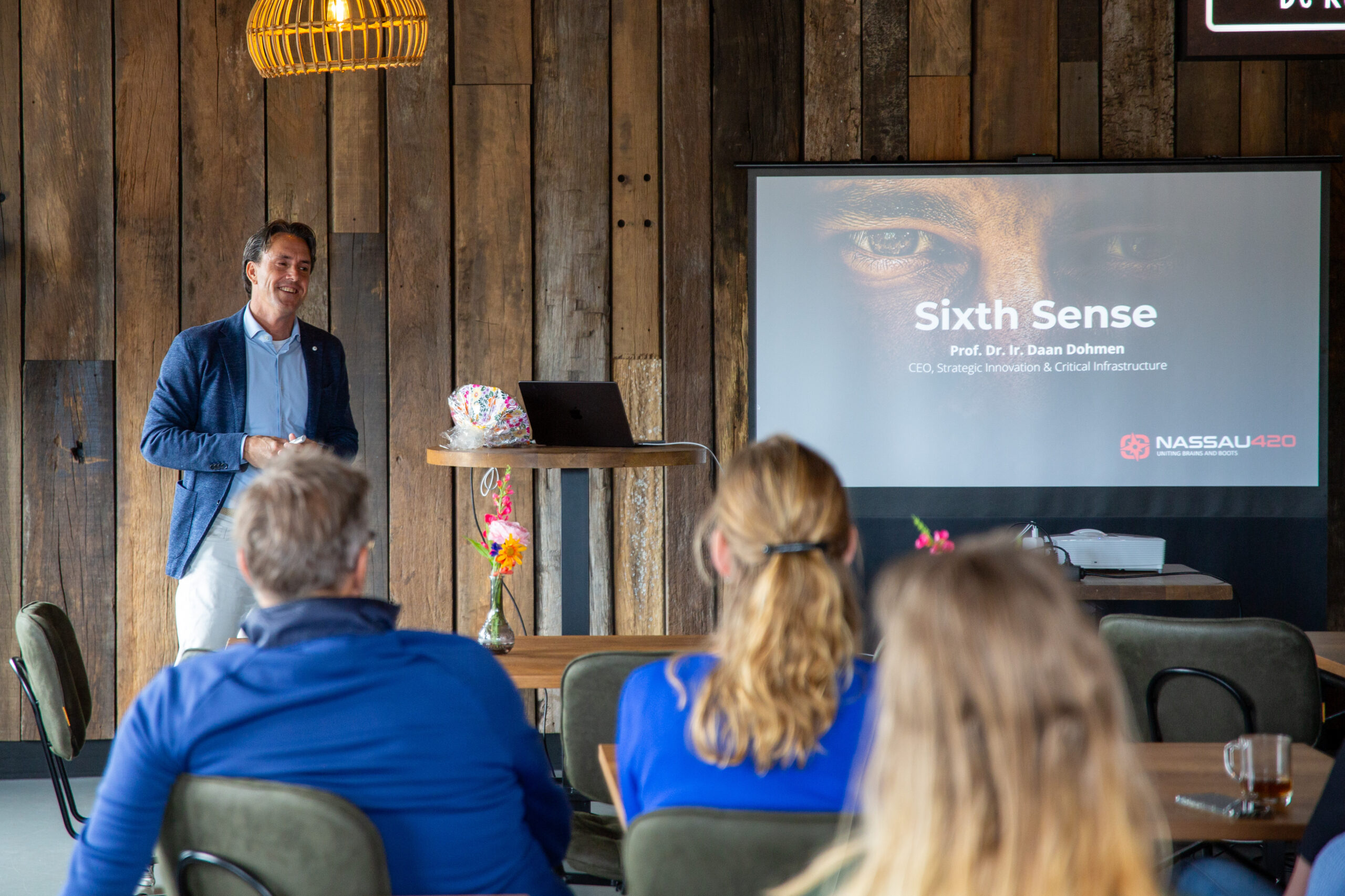 Daan Dohmen geeft een presentatie over cybersecurity voor een zaal met mensen